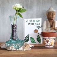 Geschmolzenes Glas auf getünchtem Holz – Vase – klein