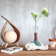 Geschmolzenes Glas auf getünchtem Holz – Vase – klein