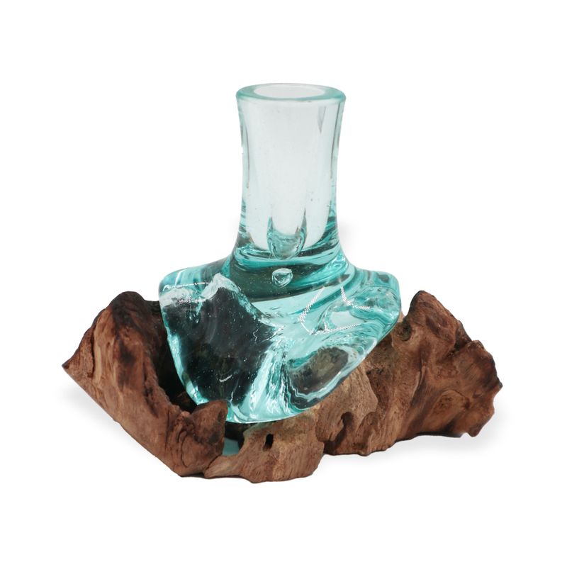Kleine Blumenvase aus geschmolzenem Glas auf Holz