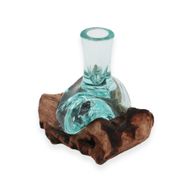 Kleine Blumenvase aus geschmolzenem Glas auf Holz