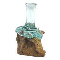 Kleine Blumenvase aus geschmolzenem Glas auf Holz
