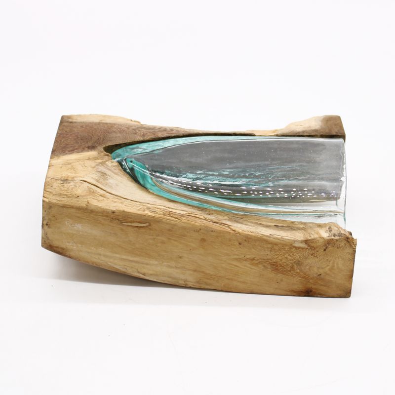 V-förmige Kunstvase aus geschmolzenem Glas auf Holz