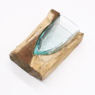 V-förmige Kunstvase aus geschmolzenem Glas auf Holz