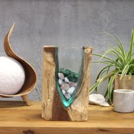 V-förmige Kunstvase aus geschmolzenem Glas auf Holz