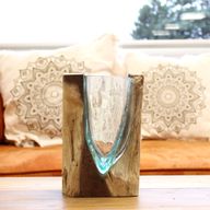 V-förmige Kunstvase aus geschmolzenem Glas auf Holz