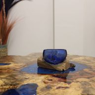 Geschmolzenes Glas Mini Blue Bowl auf Holz