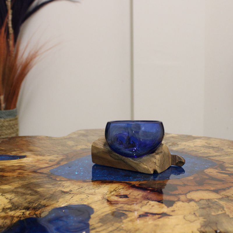 Geschmolzenes Glas Mini Blue Bowl auf Holz