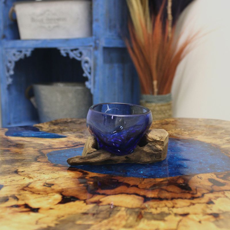 Geschmolzenes Glas Mini Blue Bowl auf Holz