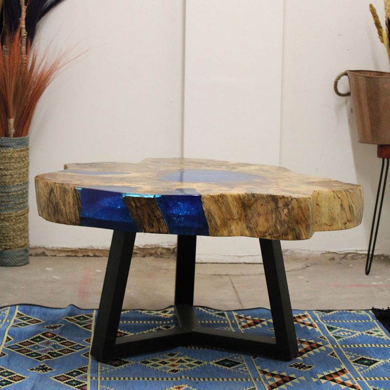 Couchtisch aus Tamarinde und Kunstharz - Himmelblau