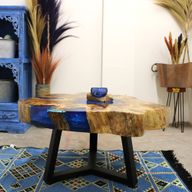 Couchtisch aus Tamarinde und Kunstharz - Himmelblau