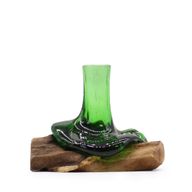 Recycelte Bierflaschen – Mini-Blumenvase auf Holz