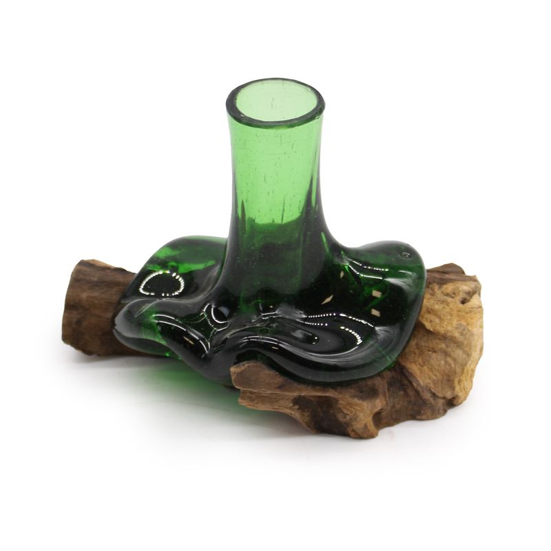 Recycelte Bierflaschen – Mini-Blumenvase auf Holz