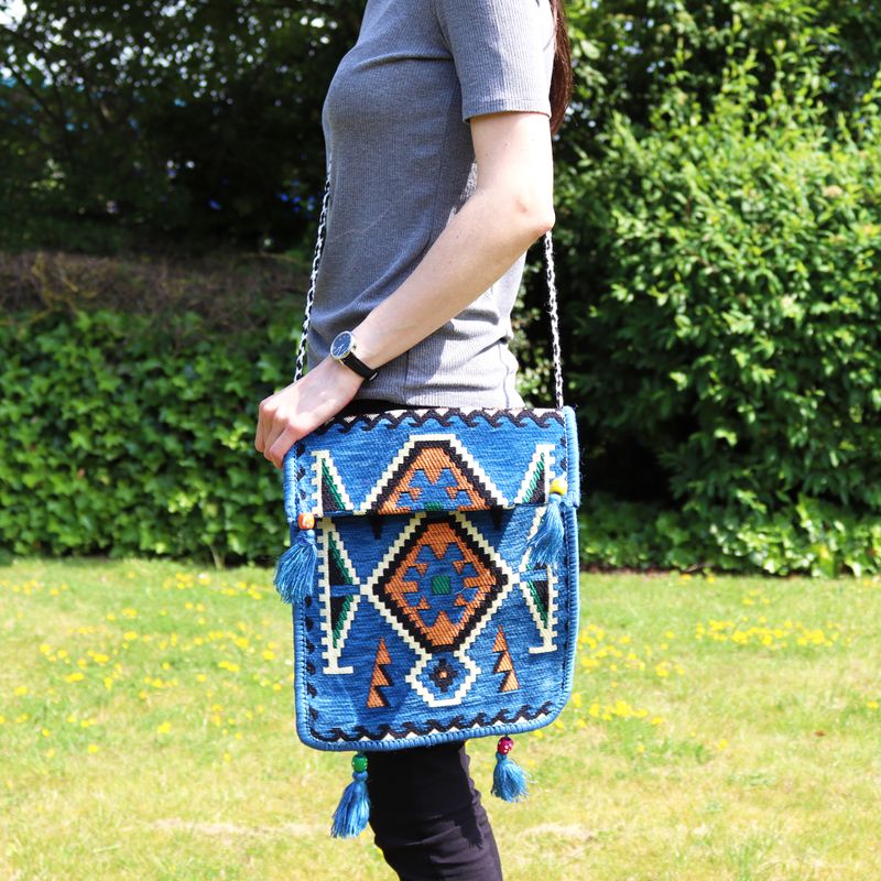 Himmelblaue Kelim-Messenger-Festivaltasche