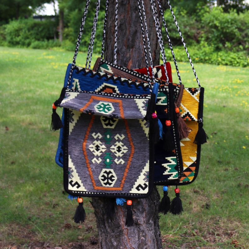 Hellgraue Kelim Messenger Festival-Tasche