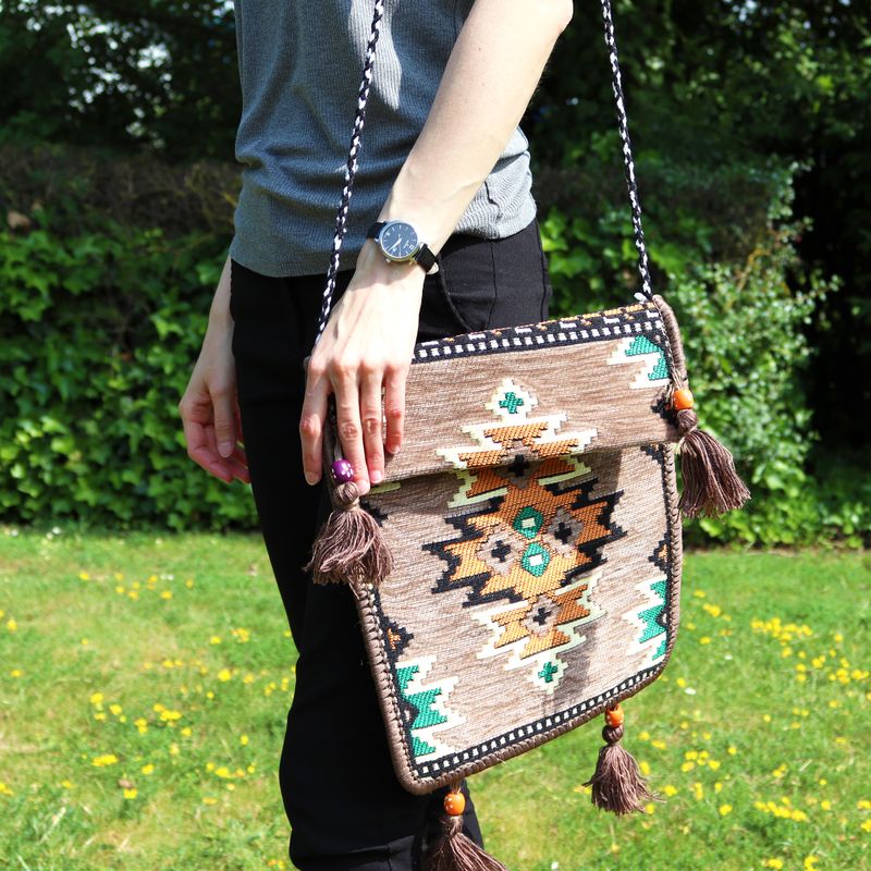 Beigefarbene Kilim Messenger Festival-Tasche