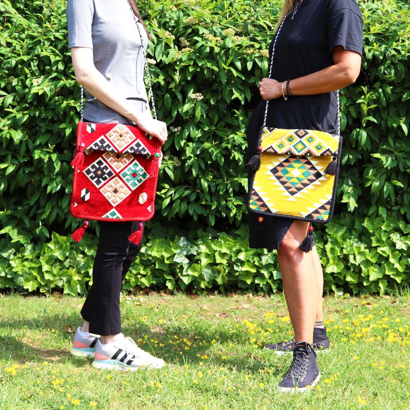 Rote Kelim-Messenger-Festivaltasche