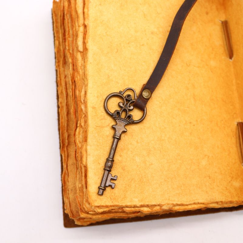 Geöltes Leder und Schlüssel – 200 Seiten mit Büttenrand – 13 x 18 cm