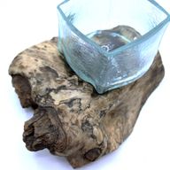 Gesprungener Glasbehälter, geblasen auf Holz