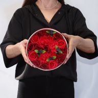 Runde Box – klassische rote Rosen