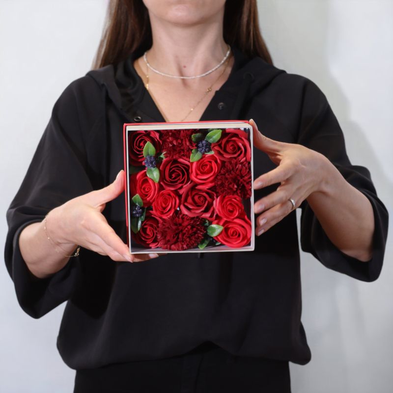 Quadratische Box – klassische rote Rosen