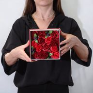 Quadratische Box – klassische rote Rosen