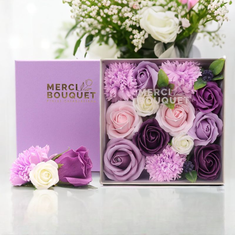 Quadratische Box – Lavendelrose und Nelke