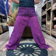 Yoga- und Festival-Hosen – Thailändisches Fischer-Mandala-Mantra auf Lila