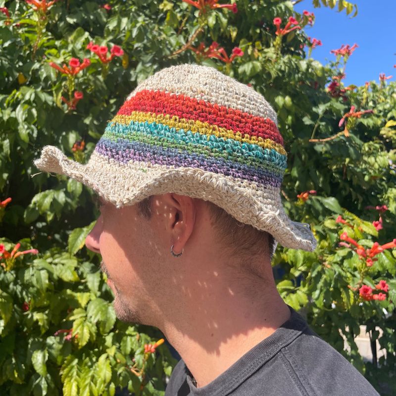 Handgestrickter Boho-Festivalhut aus Hanf und Baumwolle – Regenbogen
