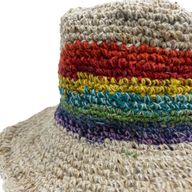 Handgestrickter Boho-Festivalhut aus Hanf und Baumwolle – Regenbogen