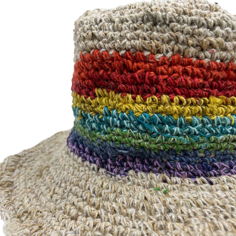 Handgestrickter Boho-Festivalhut aus Hanf und Baumwolle – Regenbogen