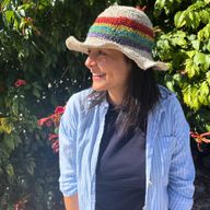 Handgestrickter Boho-Festivalhut aus Hanf und Baumwolle – Regenbogen