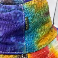 Geflickter und verdrahteter Boho-Festivalhut aus Hanf und Baumwolle – Tie Dye