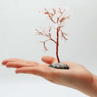Edelsteinbaum - Bergquarz auf schwarzer Achatbasis (35 Steine)