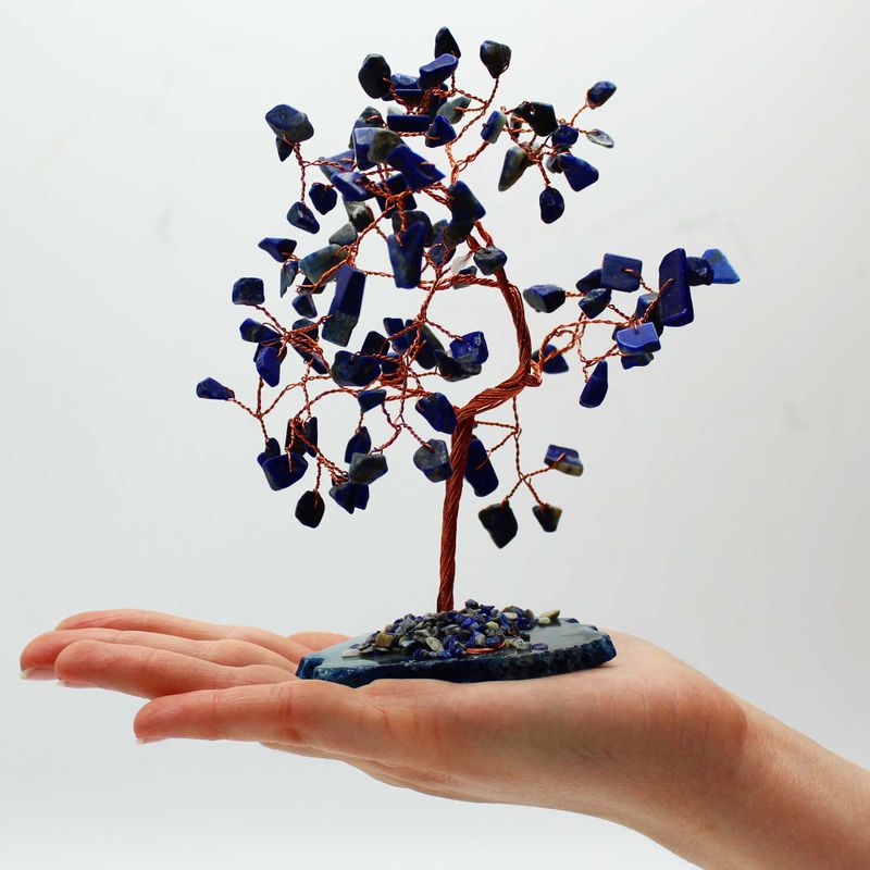 Großer Edelsteinbaum - Lapislazuli auf blauer Achatbasis (100 Steine)