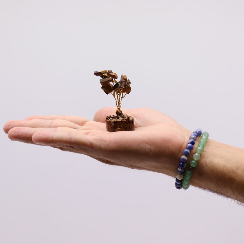 Mini-Edelsteinbäume auf Holzsockel – Tigerauge (15 Steine)