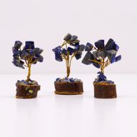 Mini-Edelsteinbäume auf Holzsockel – Sodalith (15 Steine)