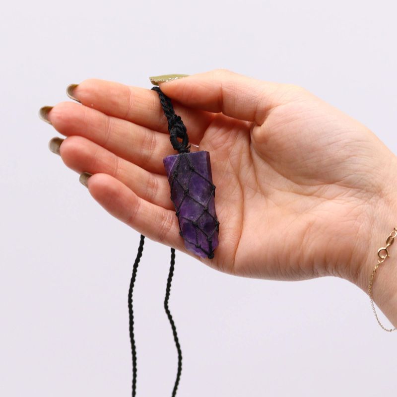 Geschnürter Edelstein-Anhänger mit flacher Spitze – Amethyst