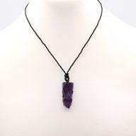 Geschnürter Edelstein-Anhänger mit flacher Spitze – Amethyst