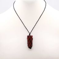 Geschnürter Edelstein-Anhänger mit flacher Spitze – Roter Jaspis