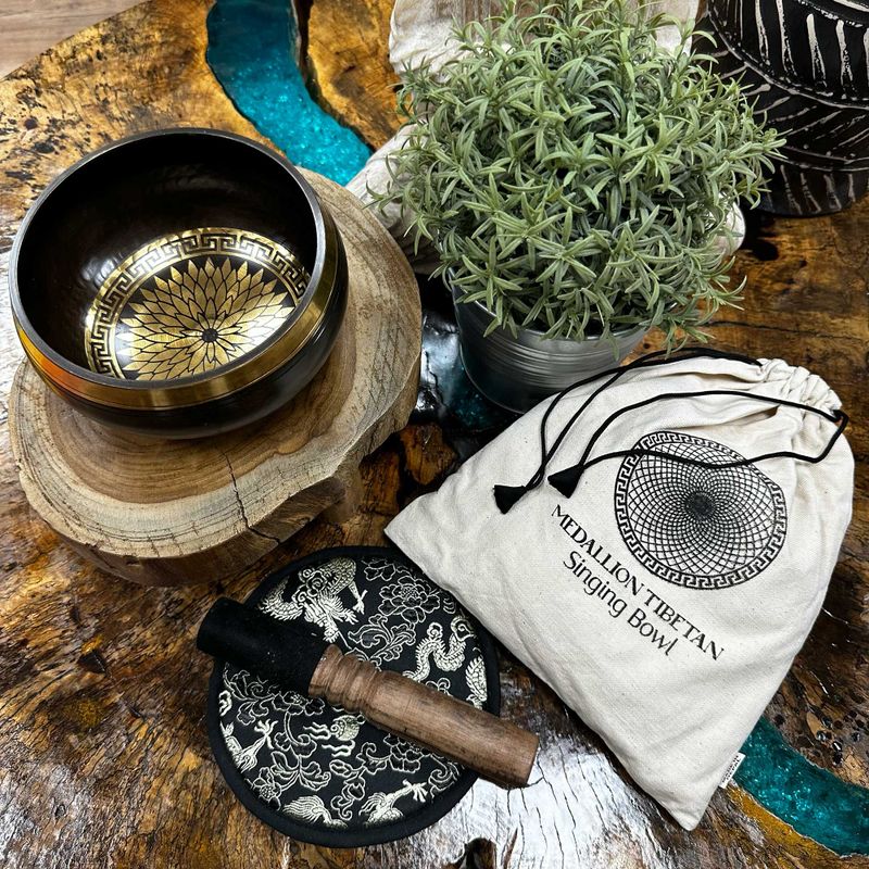 Handgehämmertes und graviertes Klangschalen-Geschenkset – 14 cm – runde Medaillons