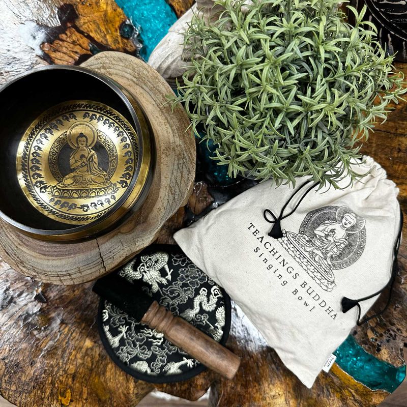 Handgehämmertes und graviertes Klangschalen-Geschenkset – 14 cm – Teachings Buddha