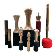 Holzstab – 14 cm – Namaste-Schnitzerei