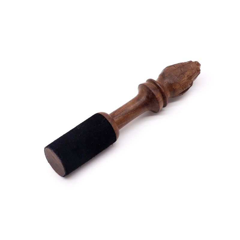 Holzstab – 14 cm – Namaste-Schnitzerei