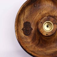 Räucherstäbchen und Kegelbrennerscheibe – Hamsa