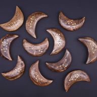 Set aus 12 gravierten und messingfarbenen Räuchergefäßen mit Sternzeichen – Mond