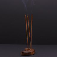 Set aus 12 gravierten und messingfarbenen Räuchergefäßen mit Sternzeichen – Mond