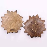 Set aus 12 gravierten und messingfarbenen Räuchergefäßen mit Sternzeichen – Sonne