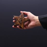 Set aus 12 gravierten und messingfarbenen Räuchergefäßen mit Sternzeichen – Stern