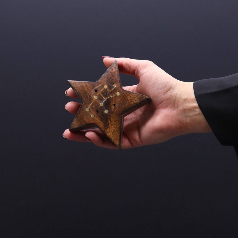 Set aus 12 gravierten und messingfarbenen Räuchergefäßen mit Sternzeichen – Stern
