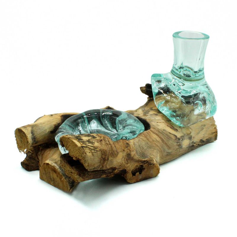 Kleine Blumenvase und Kerzenständer aus geblasenem Glas auf Holz